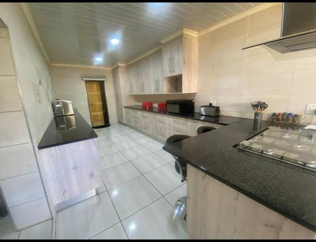 5 BEDROOM HOUSE FOR SALE IN MULLERSTUINE